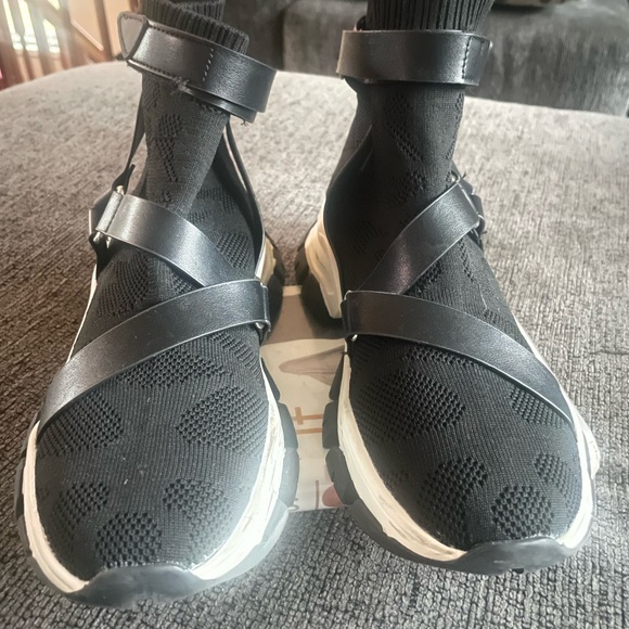 Cute Jennifer Lopez sneakers!! - Picture 2 of 5